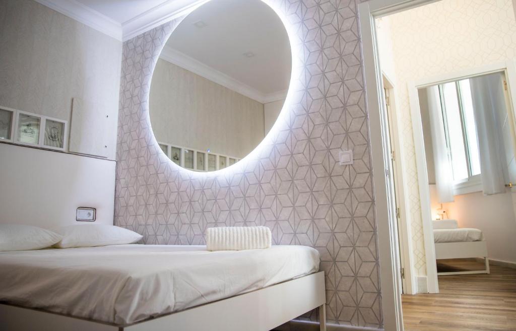 Posteľ alebo postele v izbe v ubytovaní Popeye Suite Puerto Marina espectacular apartamento dentro de la Isla de Puerto Marina con Piscina en cubierta y a 1 minuto de la playa
