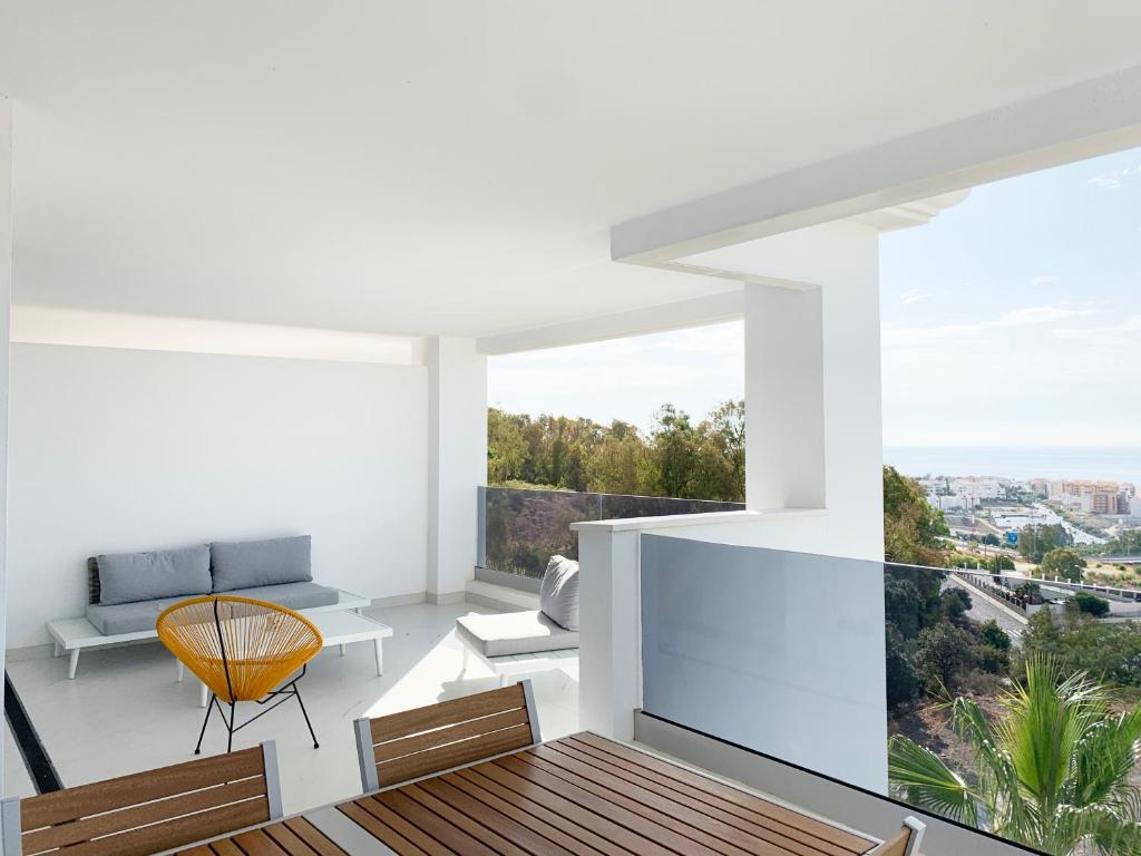 ein Wohnzimmer mit weißen Wänden und einem großen Fenster in der Unterkunft Mirador de Estepona Hills in Estepona