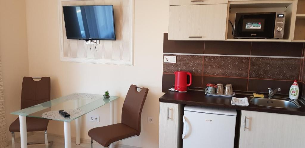 Kuchyň nebo kuchyňský kout v ubytování Rózsa Apartmanház