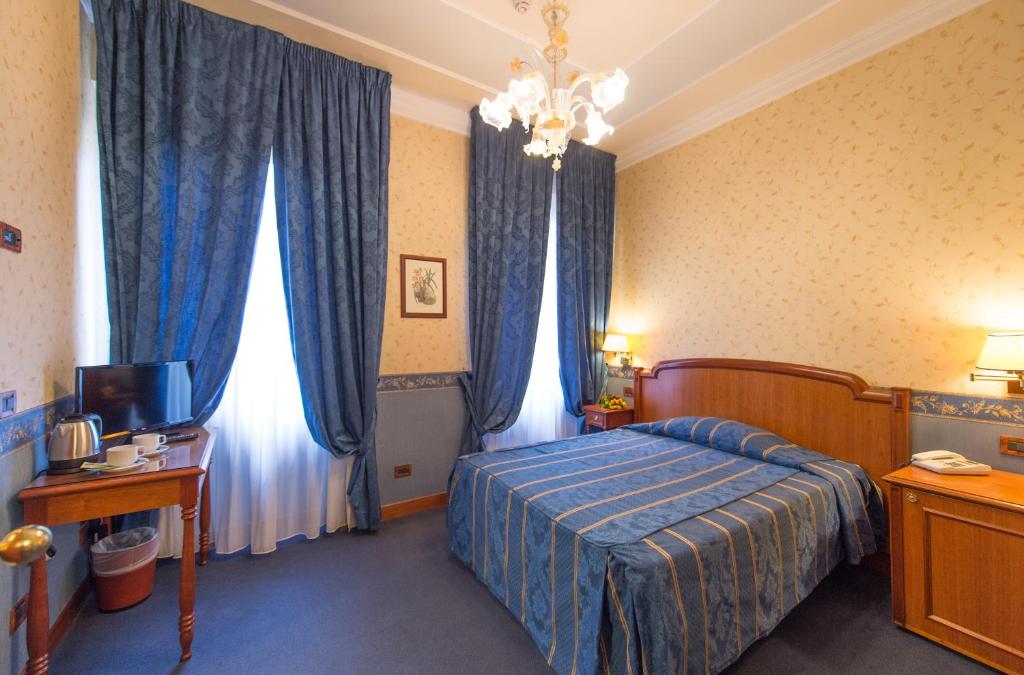 A bed or beds in a room at Diana Park Hotel
