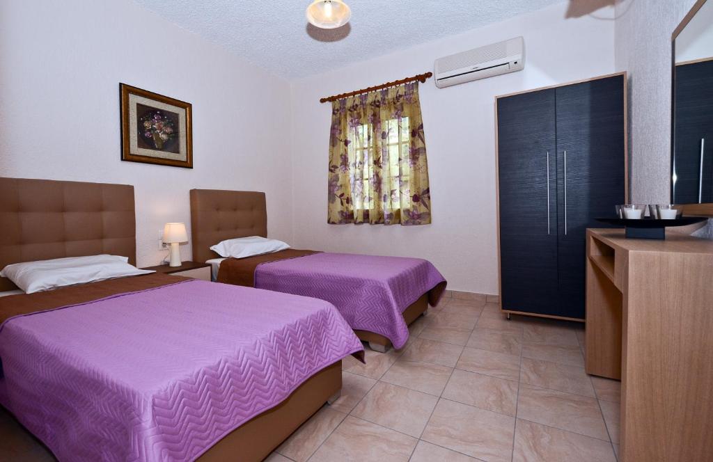 Postel nebo postele na pokoji v ubytování Oasis Deluxe Apartments