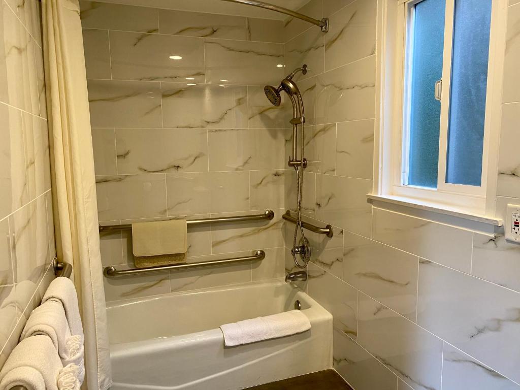 Aura Inn Monterey photo