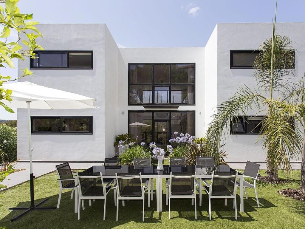 Vonkajšia záhrada v ubytovaní Architect modern design villa in Sitges Hills