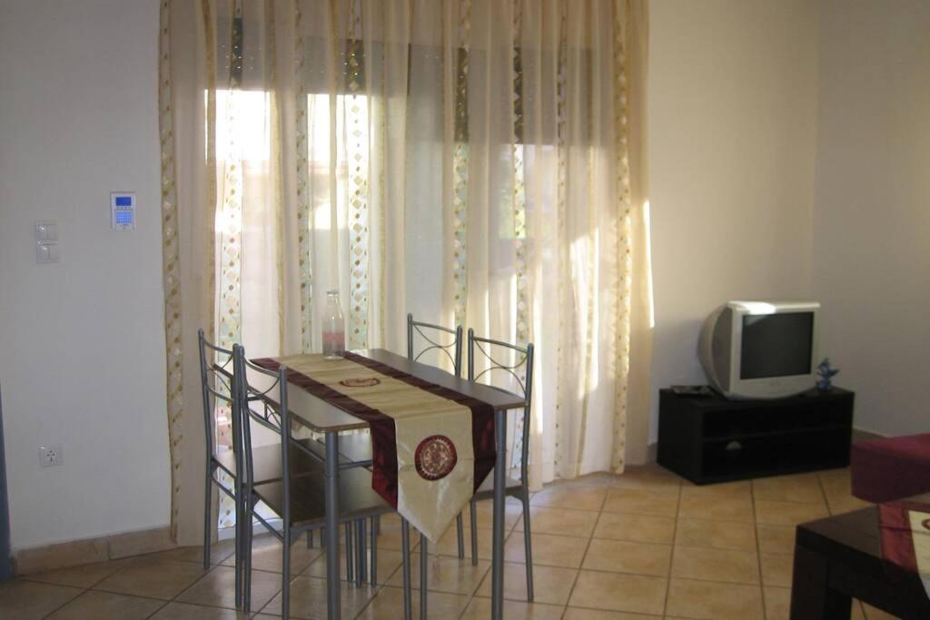 TV a/nebo společenská místnost v ubytování Cosy flat in the center of Kalithea,Chalkidiki