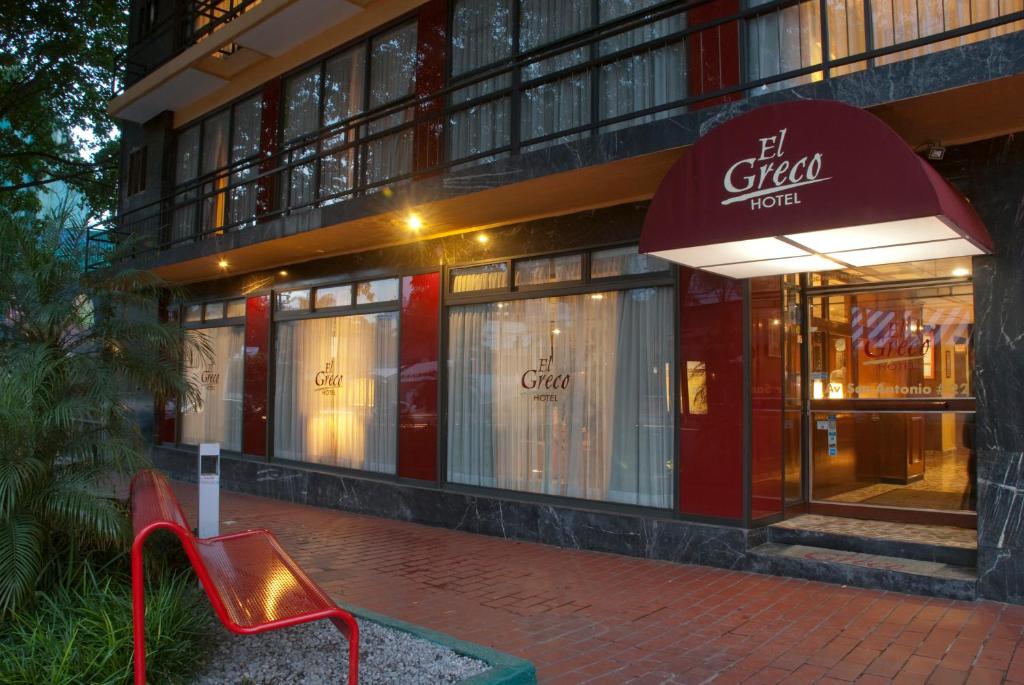 una tienda frente a un edificio con toldo rojo en Hotel El Greco, en Ciudad de México