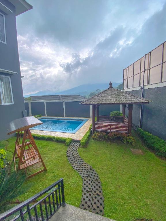 Bazén v ubytování Al Andalus Resort Puncak nebo v jeho okolí