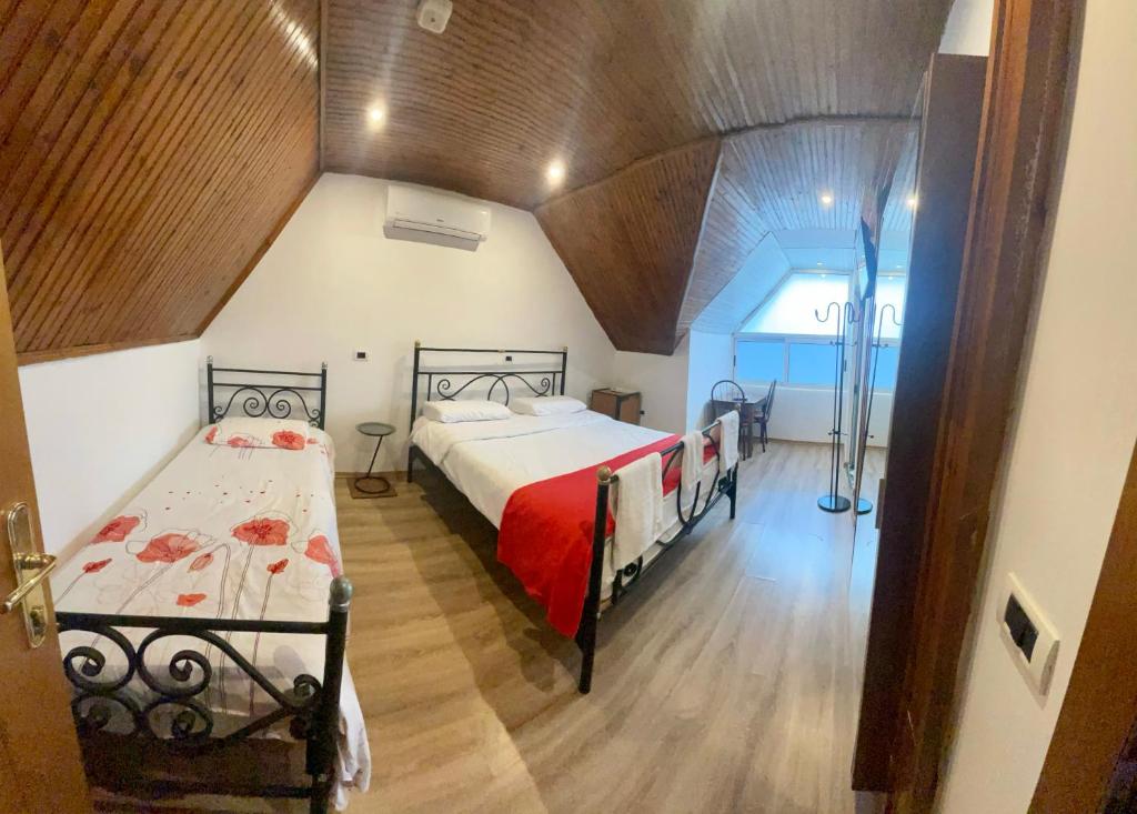 Postel nebo postele na pokoji v ubytování Hotel Drinos