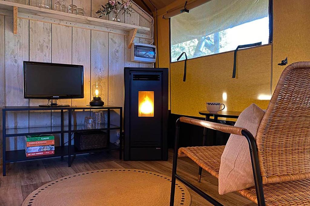 TV a/nebo společenská místnost v ubytování Can Elisa Safari Tent