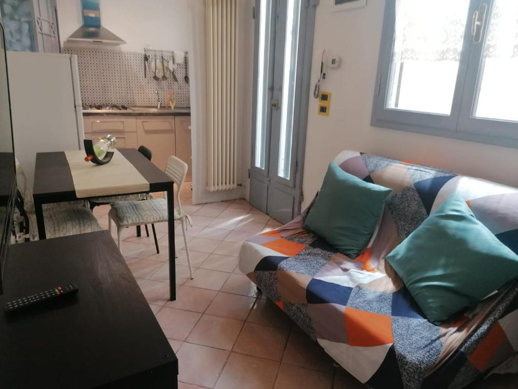 - un salon avec un canapé et une table dans l'établissement La Casina Giramondo di Ele, à Viareggio