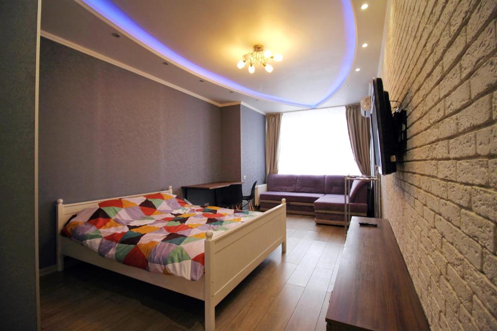 Tempat tidur dalam kamar di Апартаменты на Ахматовой