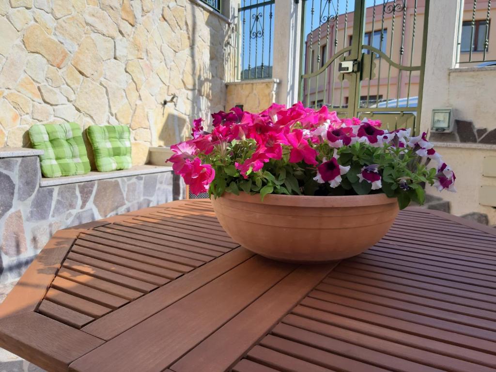 un vaso di fiori seduto sopra un tavolo di Appartamento di Andrea a Teulada