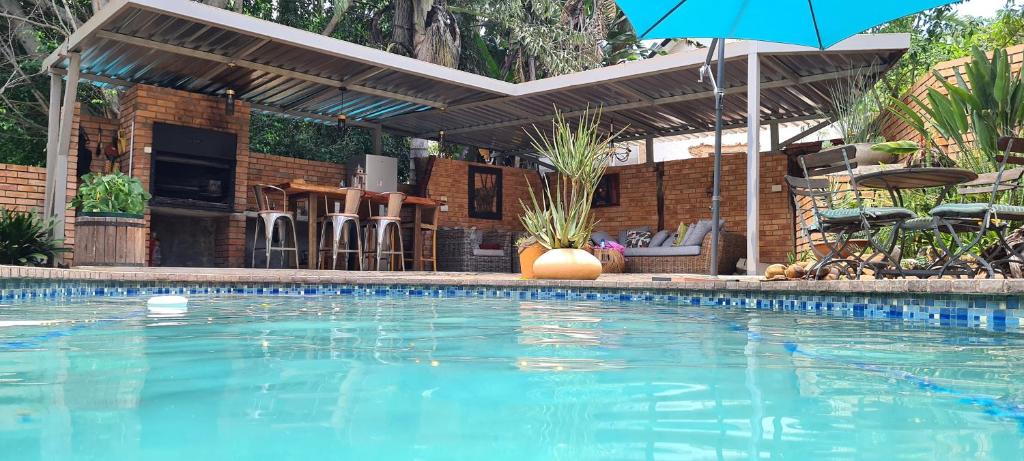 Bazén v ubytování Mahogany Guesthouse Mbombela nebo v jeho okolí