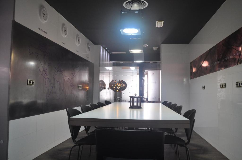 sala konferencyjna ze stołem i krzesłami w obiekcie Apartamentos 16:9 Suites Almería w mieście Almería