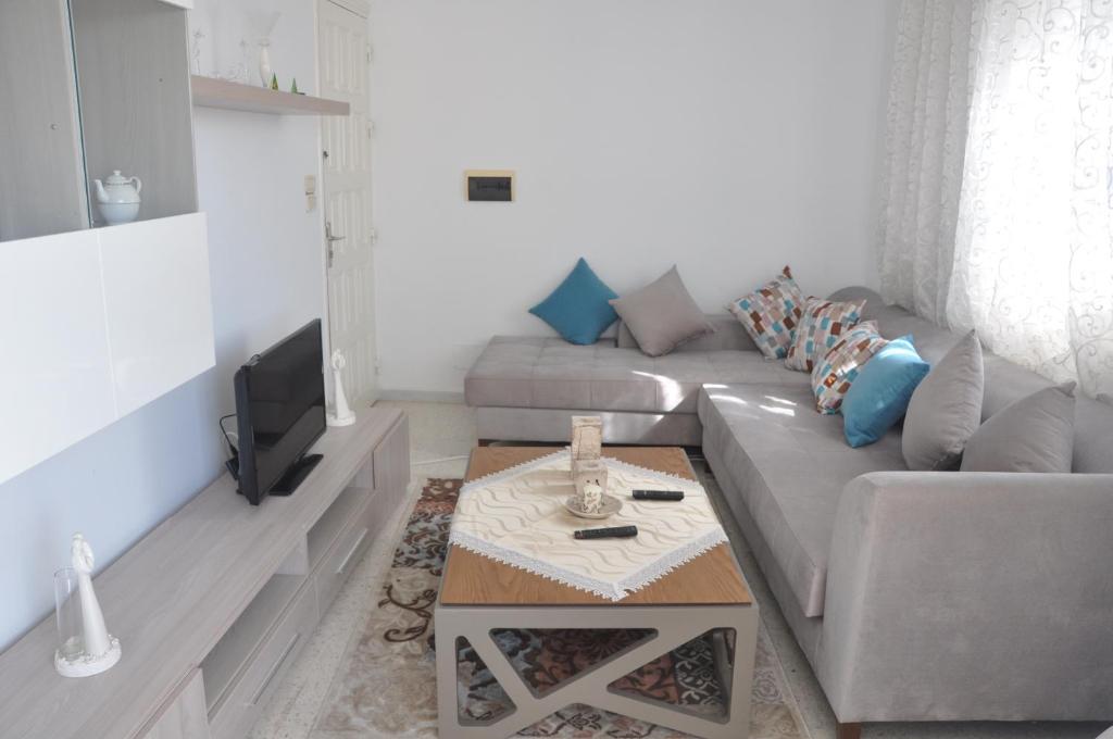 sala de estar con sofá y mesa de centro en Dar El Fatimid sur le port de Mahdia free WIFI, en Mahdia