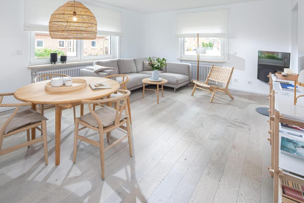 ein Wohnzimmer mit einem Tisch und einem Sofa in der Unterkunft Haus Ferienglück in Norderney