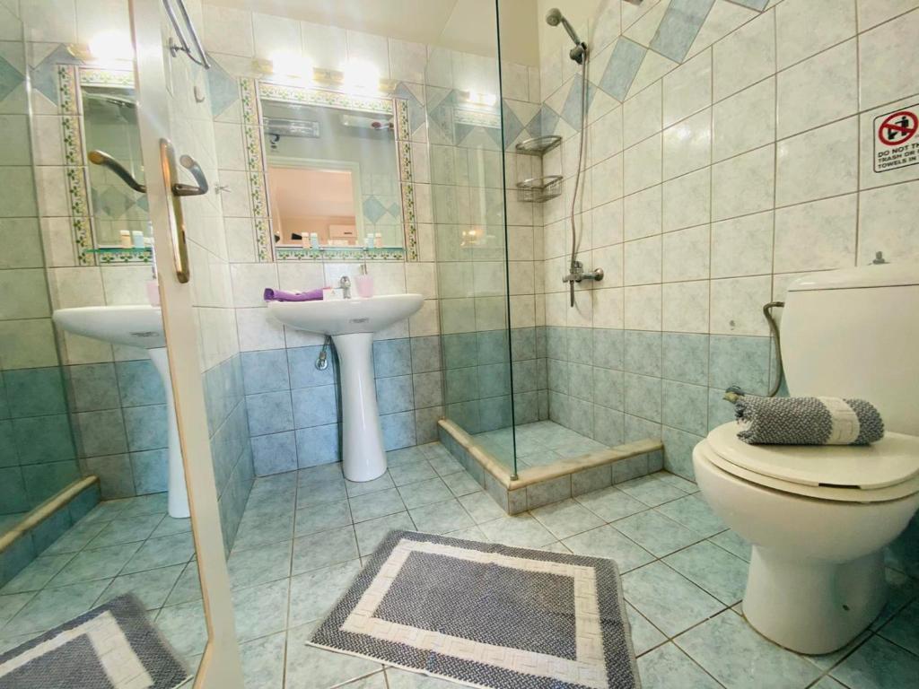A bathroom at Colourful apartments (Violet sky)