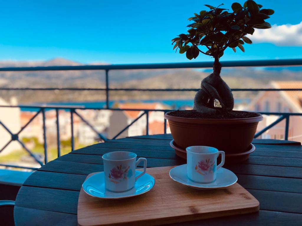 A balcony or terrace at Colourful apartments (Violet sky)