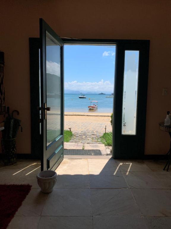 eine offene Tür mit Blick auf den Strand in der Unterkunft Pousada Solar da Praia in Abraão