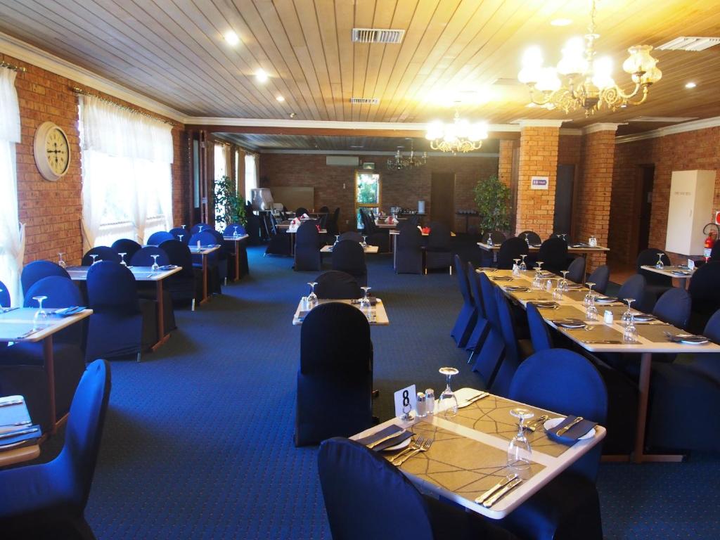 
a dining room filled with tables and chairs at Cobar Town & Country Motor Inn in Cobar

