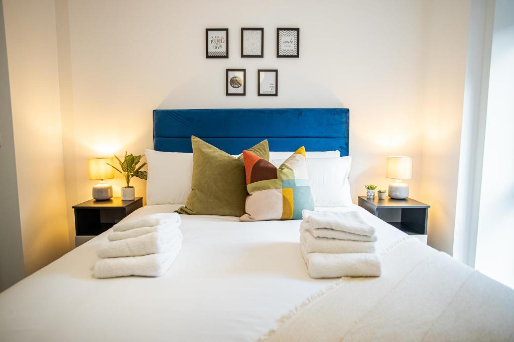 Birmingham's Best Serviced Apartments - Marina House Boutique Apartments by Opulent Living - Free Parking