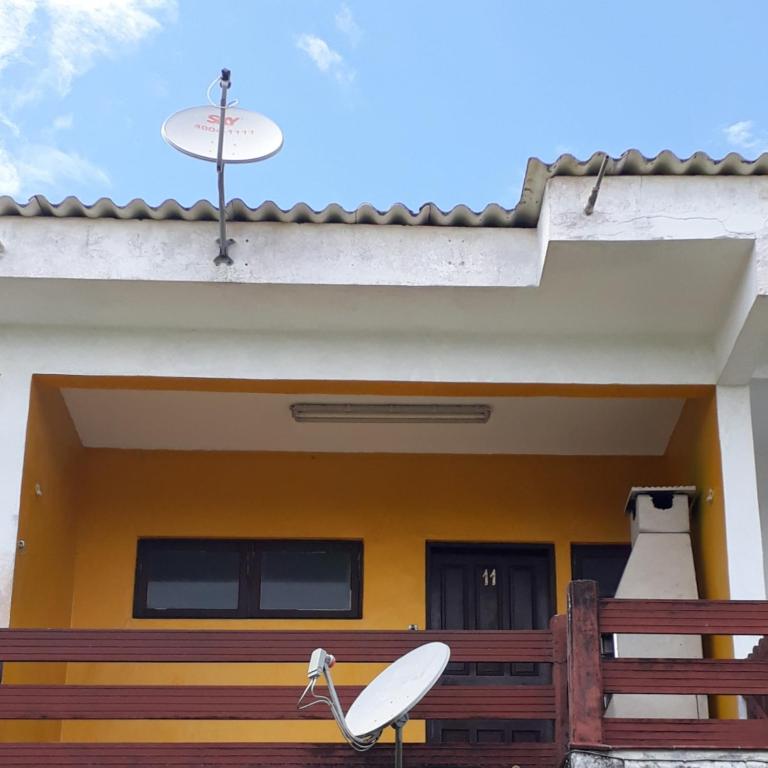 a house with a surfboard on the front of it at Apartamento Morada do Sol in Ilha Comprida