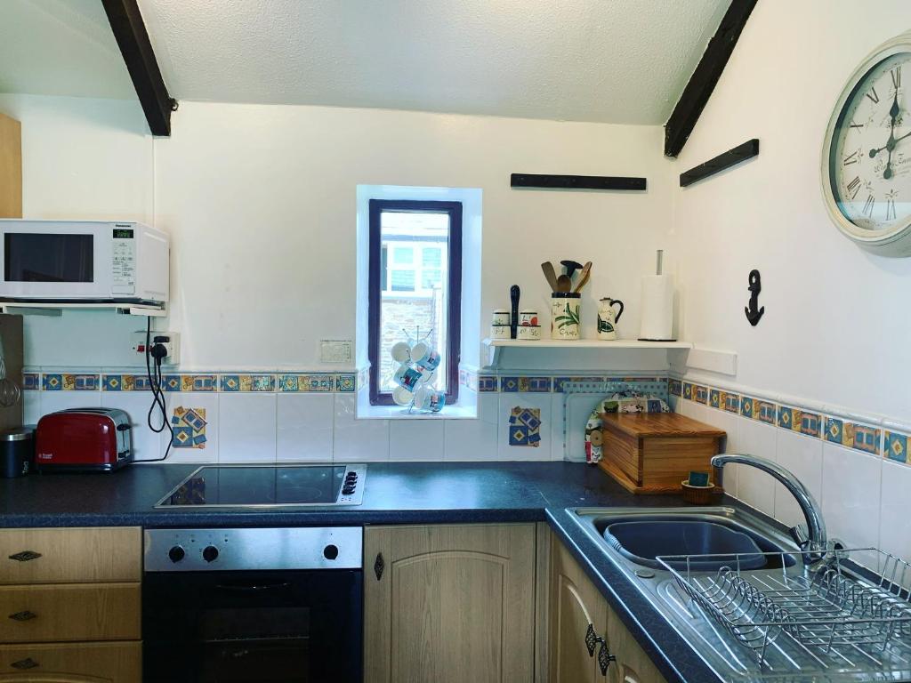 Kuchyň nebo kuchyňský kout v ubytování Shire Cottage - Crackington Haven, Cornwall