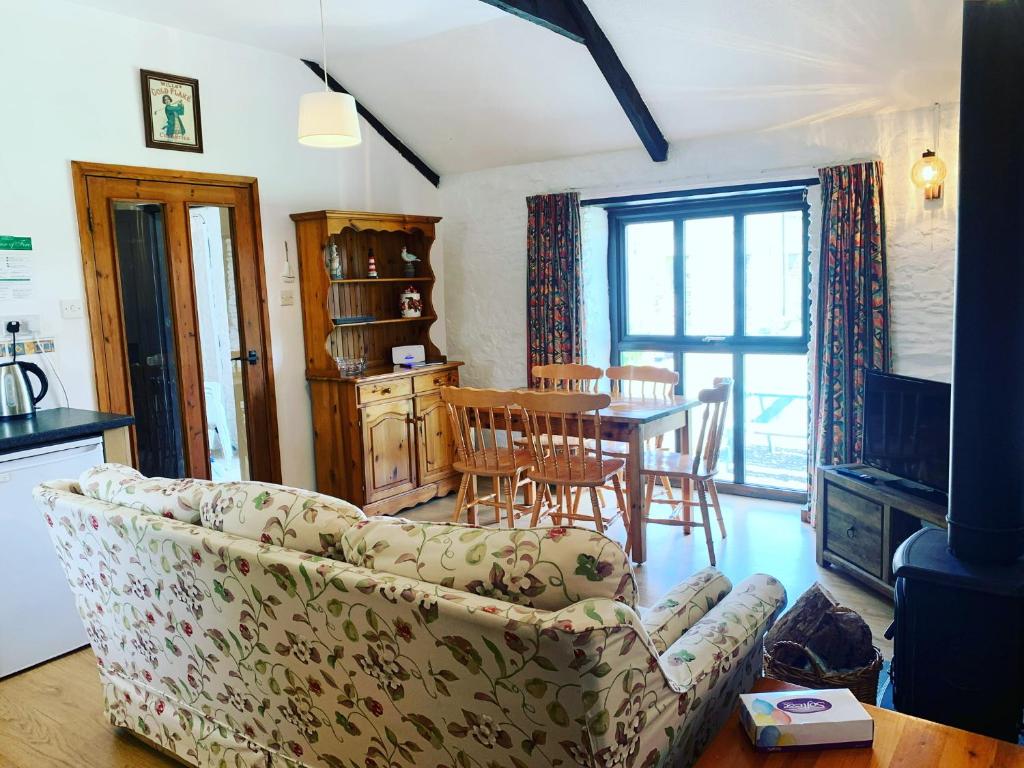 - un salon avec un canapé et une table dans l'établissement Shire Cottage - Crackington Haven, Cornwall, à Saint Gennys