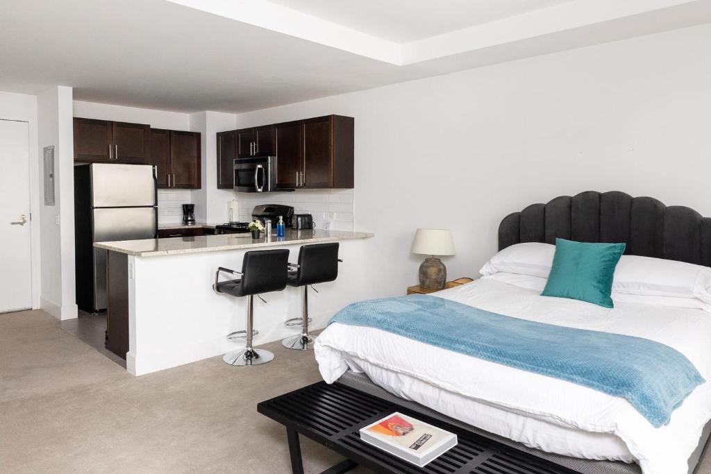Debonair HP Studio with City View by Zencity