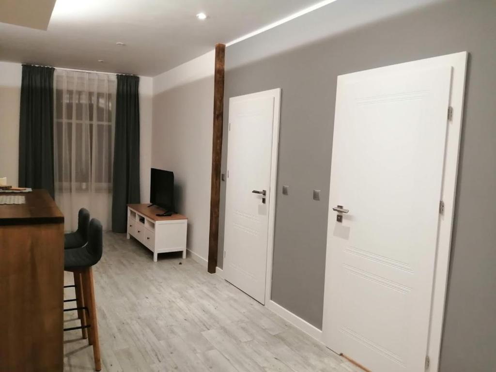 Televízia a/alebo spoločenská miestnosť v ubytovaní Rynek Nowa Ruda