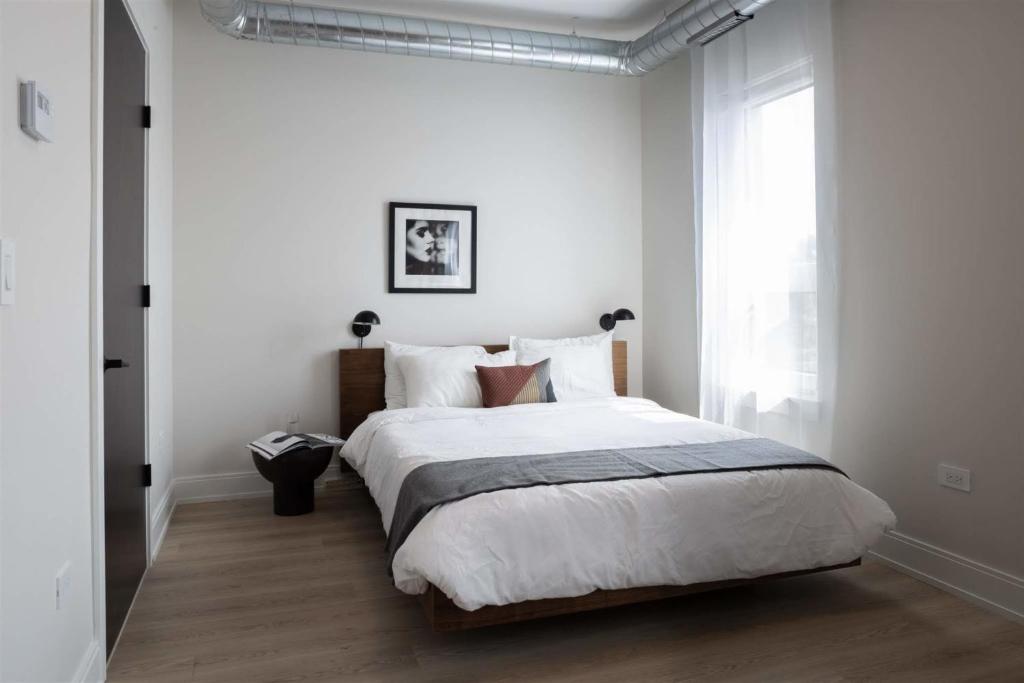 Cama o camas de una habitación en Chic Wrigleyville Studio with W&D by Zencity