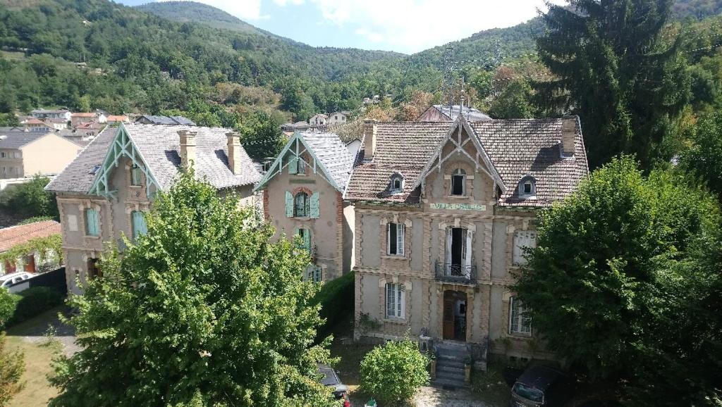 una casa vieja en medio de una montaña en T2 50m2 résidence les Acacias Vue Dégagée Montagne, en Ax-les-Thermes