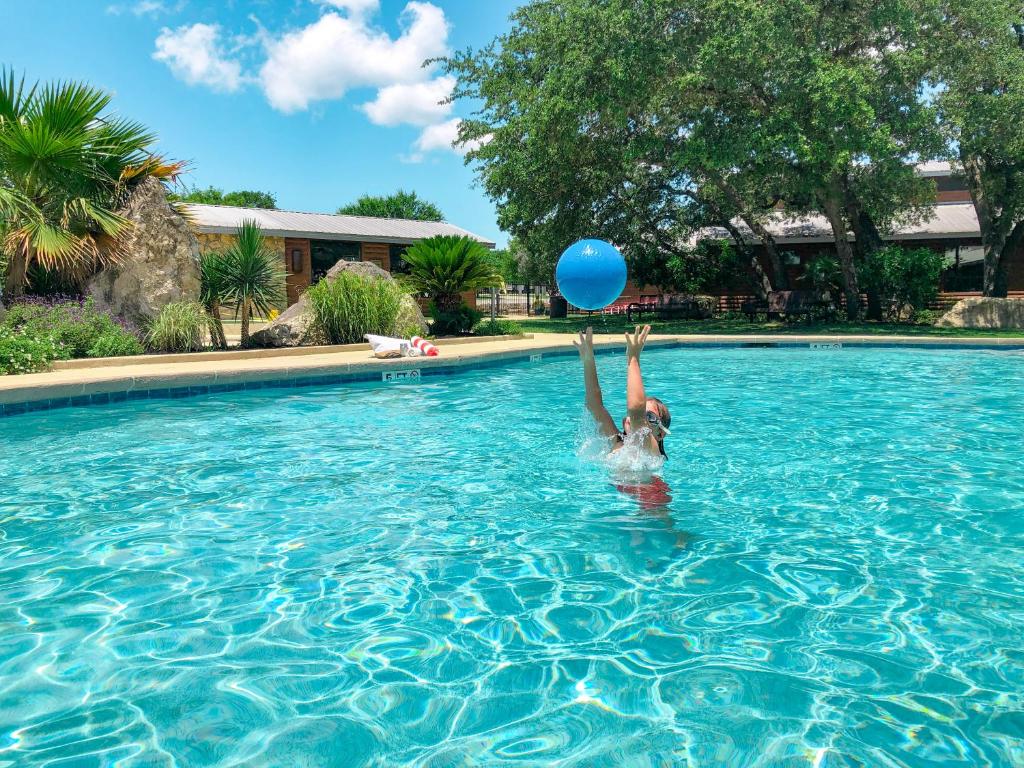 Bazén v ubytování Sun Outdoors Lake Travis nebo v jeho okolí