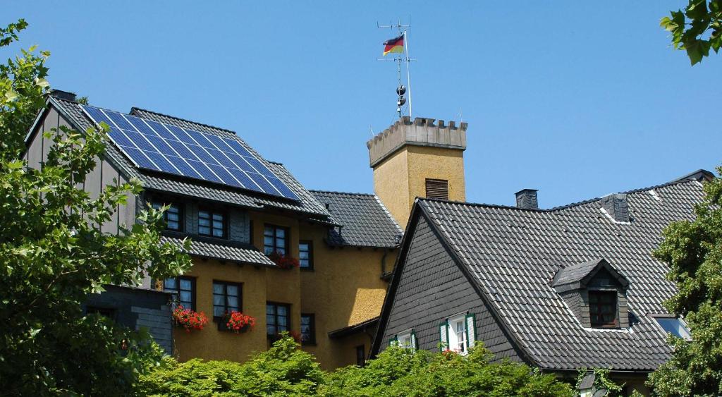 ヴェターにあるBurghotel Volmarsteinの屋根に太陽光パネルを敷いた家