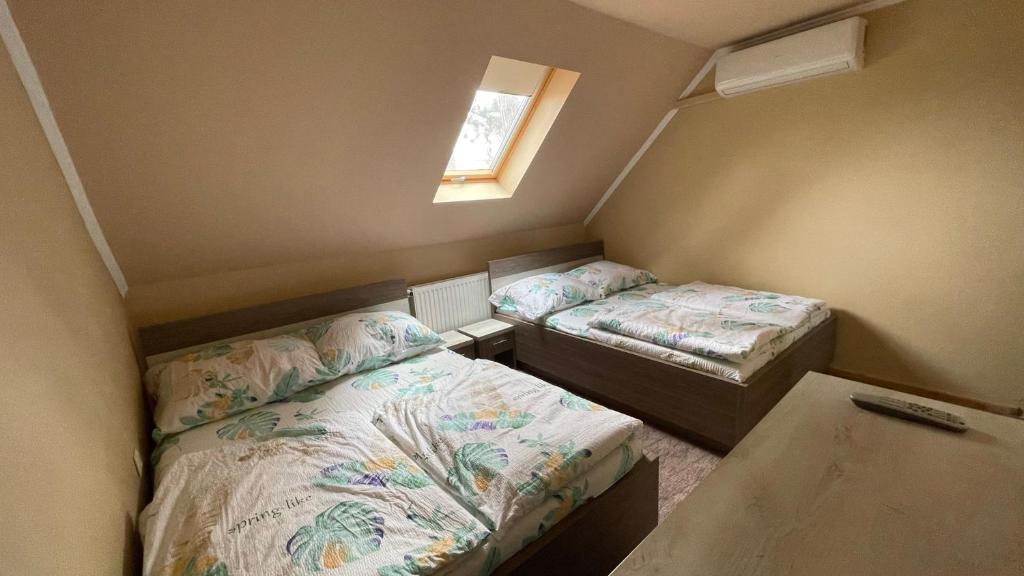 Postel nebo postele na pokoji v ubytování Grátisz Apartman Siófok