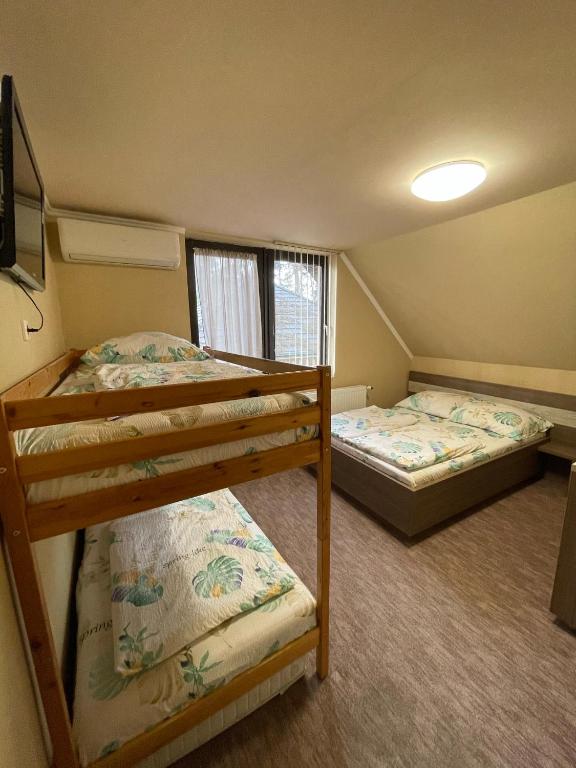 Postel nebo postele na pokoji v ubytování Grátisz Apartman Siófok