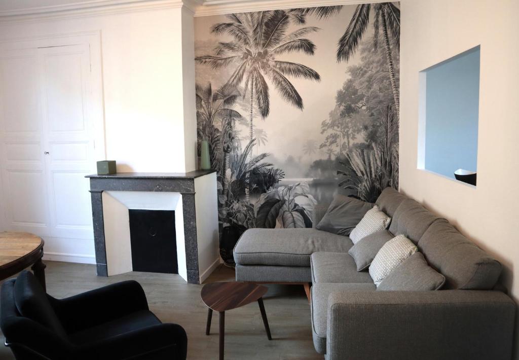 un salon avec un canapé et une cheminée dans l'établissement MIRA BELLA - Centre ville avec jardin, à Saumur