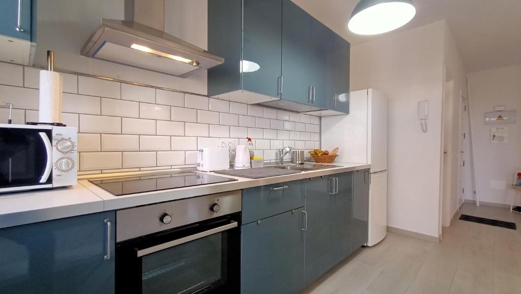 A kitchen or kitchenette at Alquilaencanarias- Medano Beach Tarajal