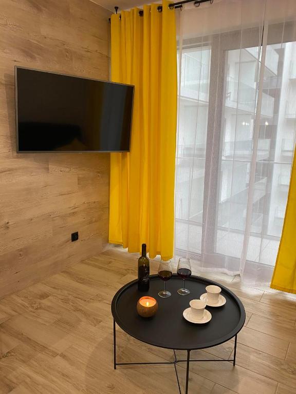 Televízia a/alebo spoločenská miestnosť v ubytovaní BALTICUS Promenada Gwiazd 14A apartament 88