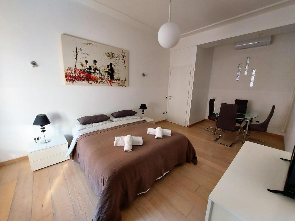 una camera da letto con un grande letto con asciugamani di Prati Apartment a Roma
