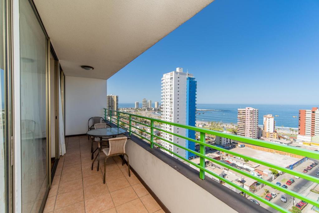 Elle comprend un balcon offrant une vue sur l'océan. dans l'établissement Departamentos Alpro Cavancha Vista a la Playa, à Iquique