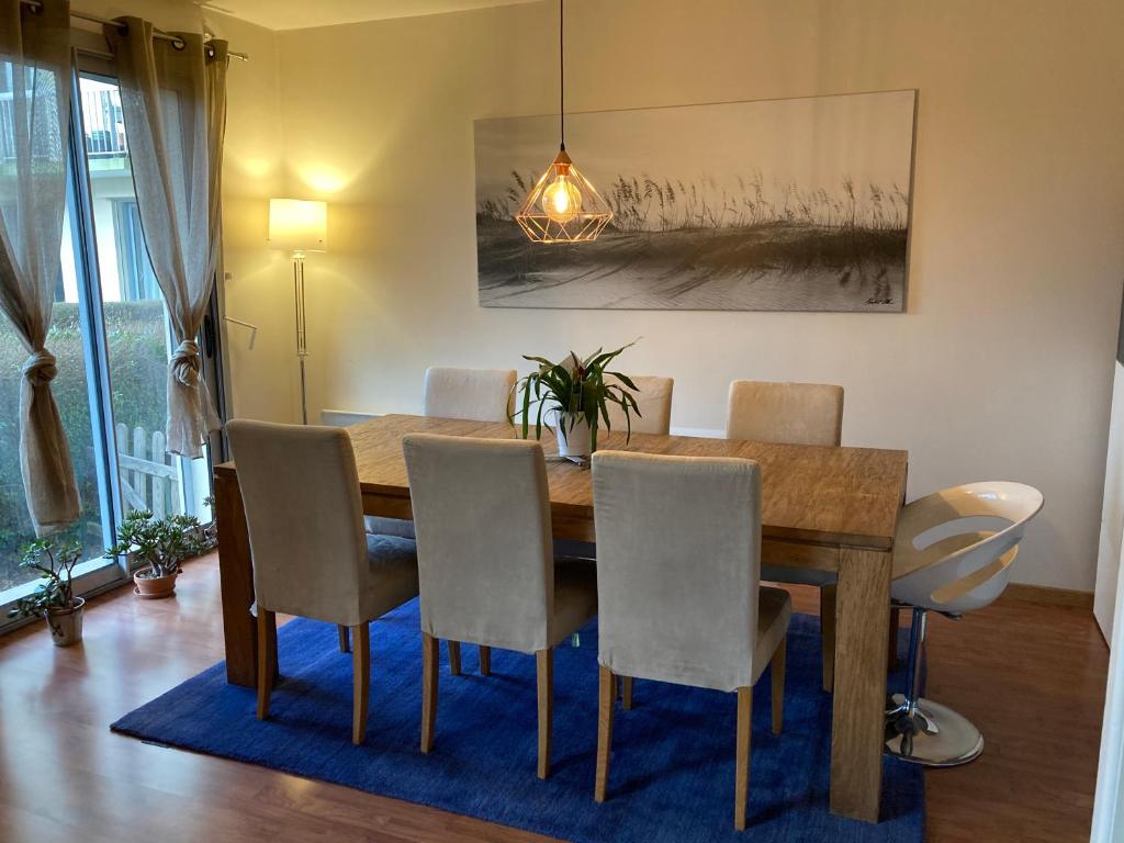 聖布里厄的住宿－Le grand briochin，一间带木桌和椅子的用餐室