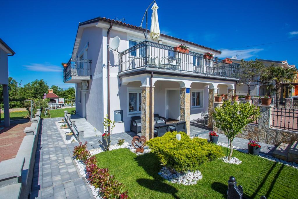 波雷奇的住宿－App Rosi，带阳台的大型白色房屋