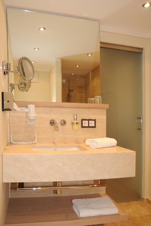 Koupelna v ubytování Hotel Gasthof Alte Post Holzkirchen