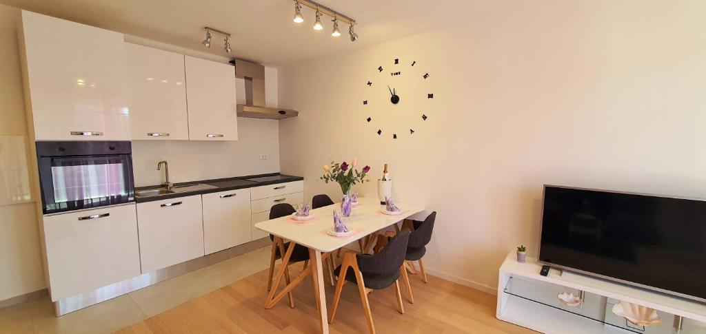Kuchyň nebo kuchyňský kout v ubytování Apartman Galija 1