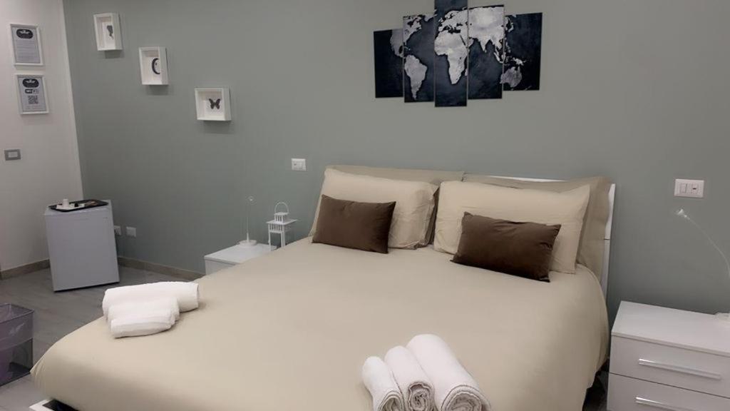 1 dormitorio con 1 cama blanca grande con almohadas en One Hundred Rooms, en Roma