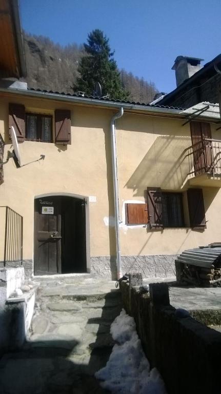 un edificio con una porta sul lato di Valprato Soana Casa vacanze a Valprato Soana