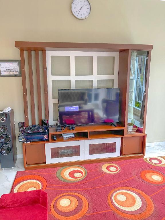 TV a/nebo společenská místnost v ubytování Al Andalus Resort Puncak