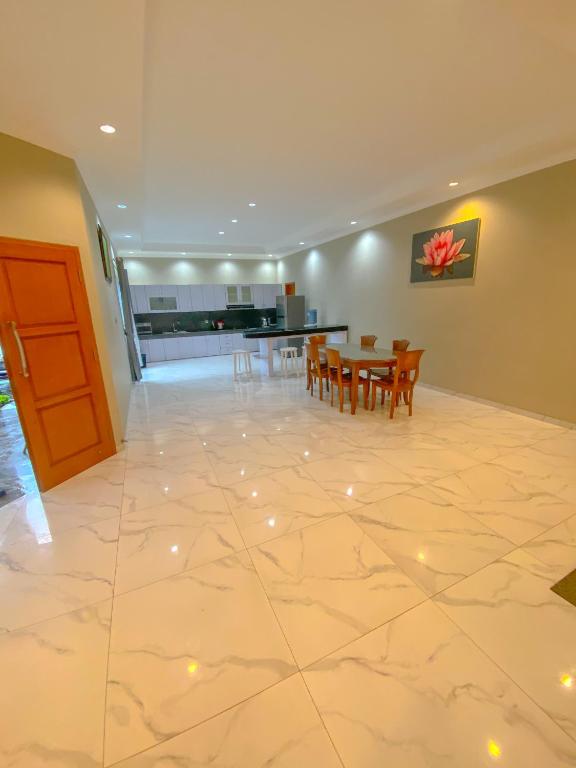 TV a/nebo společenská místnost v ubytování Al Andalus Resort Puncak