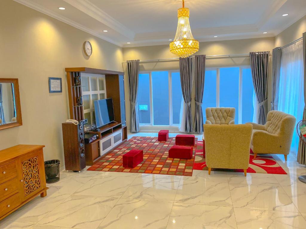 TV a/nebo společenská místnost v ubytování Al Andalus Resort Puncak