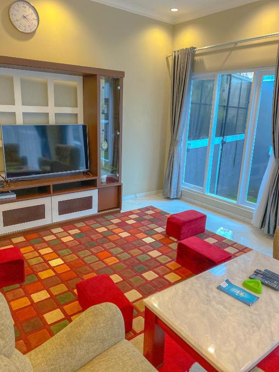 TV a/nebo společenská místnost v ubytování Al Andalus Resort Puncak